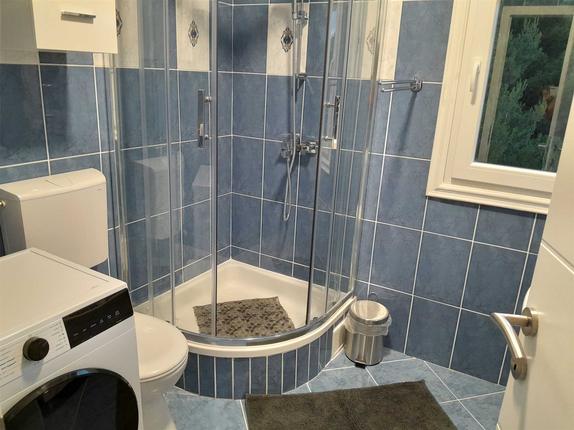 Enosobno stanovanje v bližini plaže s pogledom na morje