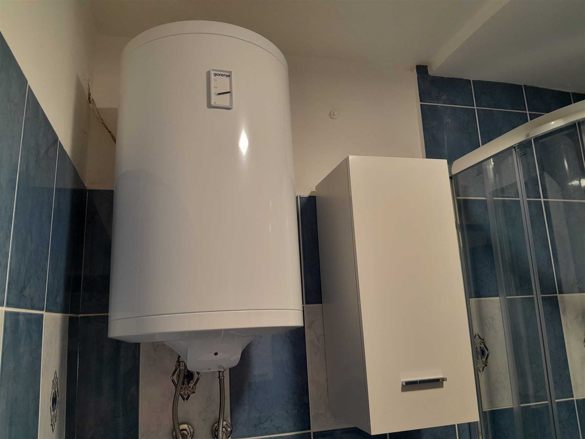 Enosobno stanovanje v bližini plaže s pogledom na morje