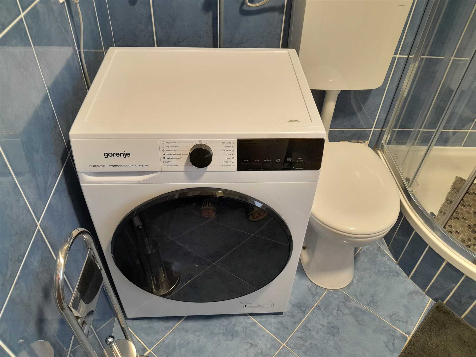 Enosobno stanovanje v bližini plaže s pogledom na morje