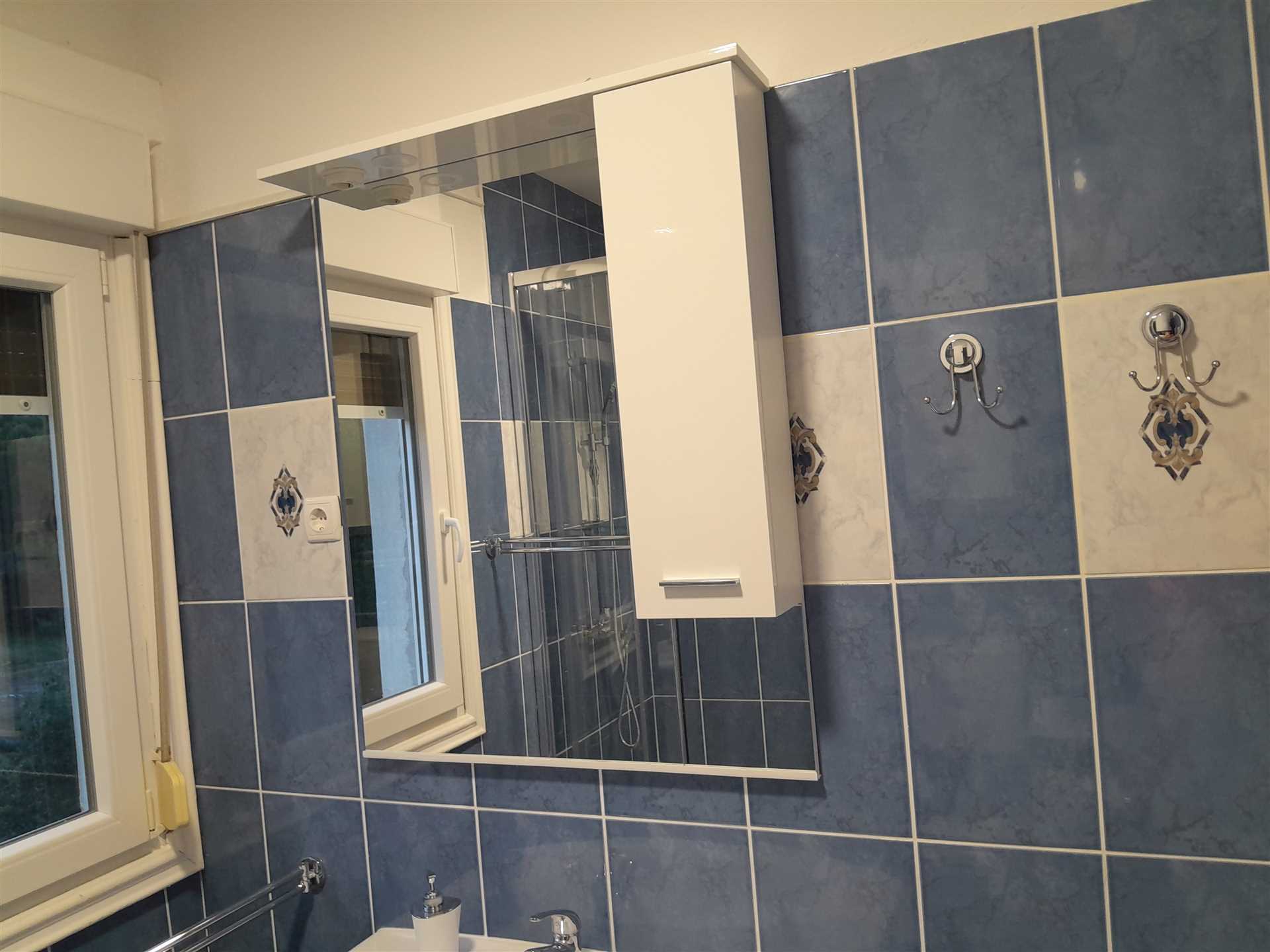 Enosobno stanovanje v bližini plaže s pogledom na morje