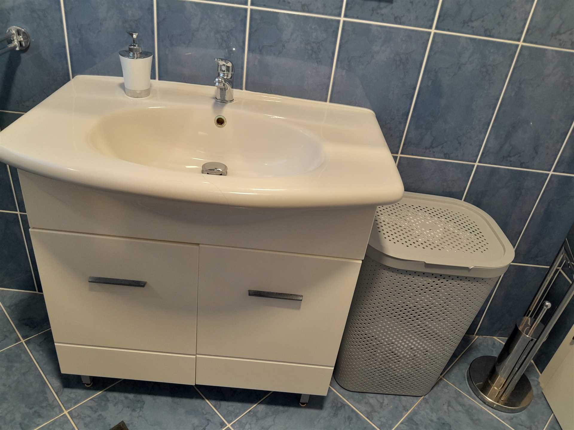 Enosobno stanovanje v bližini plaže s pogledom na morje