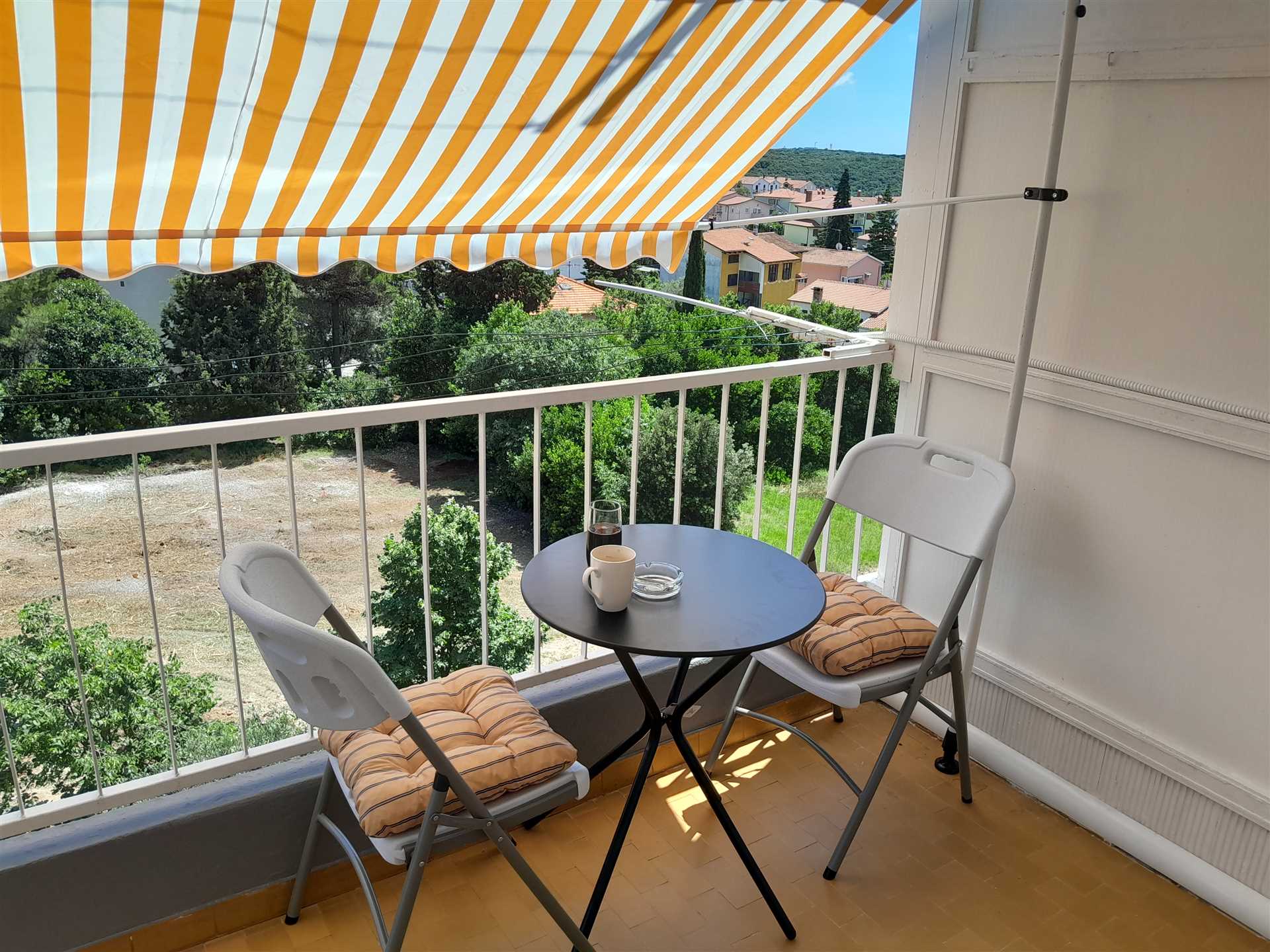 Enosobno stanovanje v bližini plaže s pogledom na morje