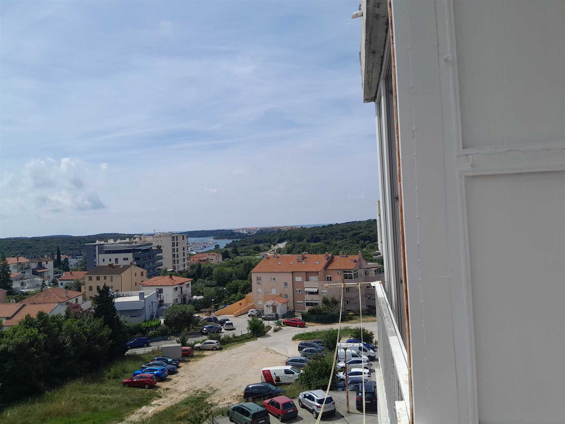 Enosobno stanovanje v bližini plaže s pogledom na morje