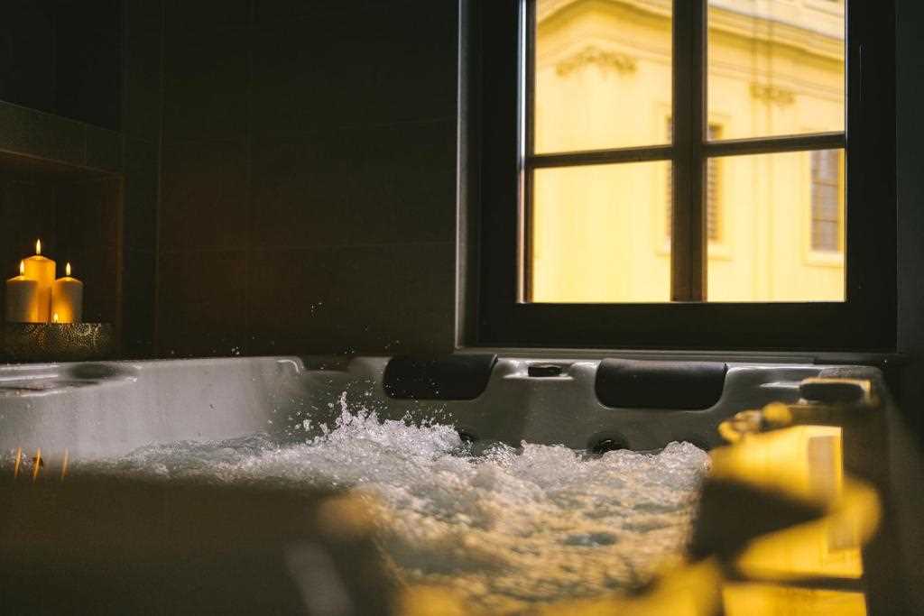 Dvoposteljna soba z masažno kadjo - Osijek