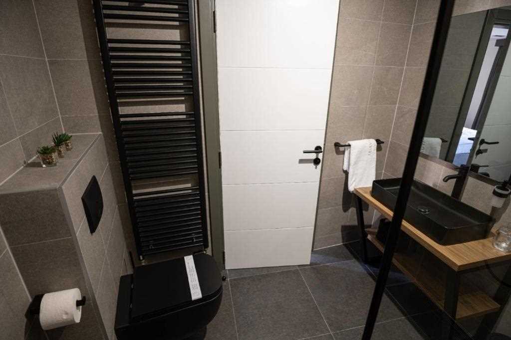 Dvoposteljna soba z masažno kadjo - Osijek