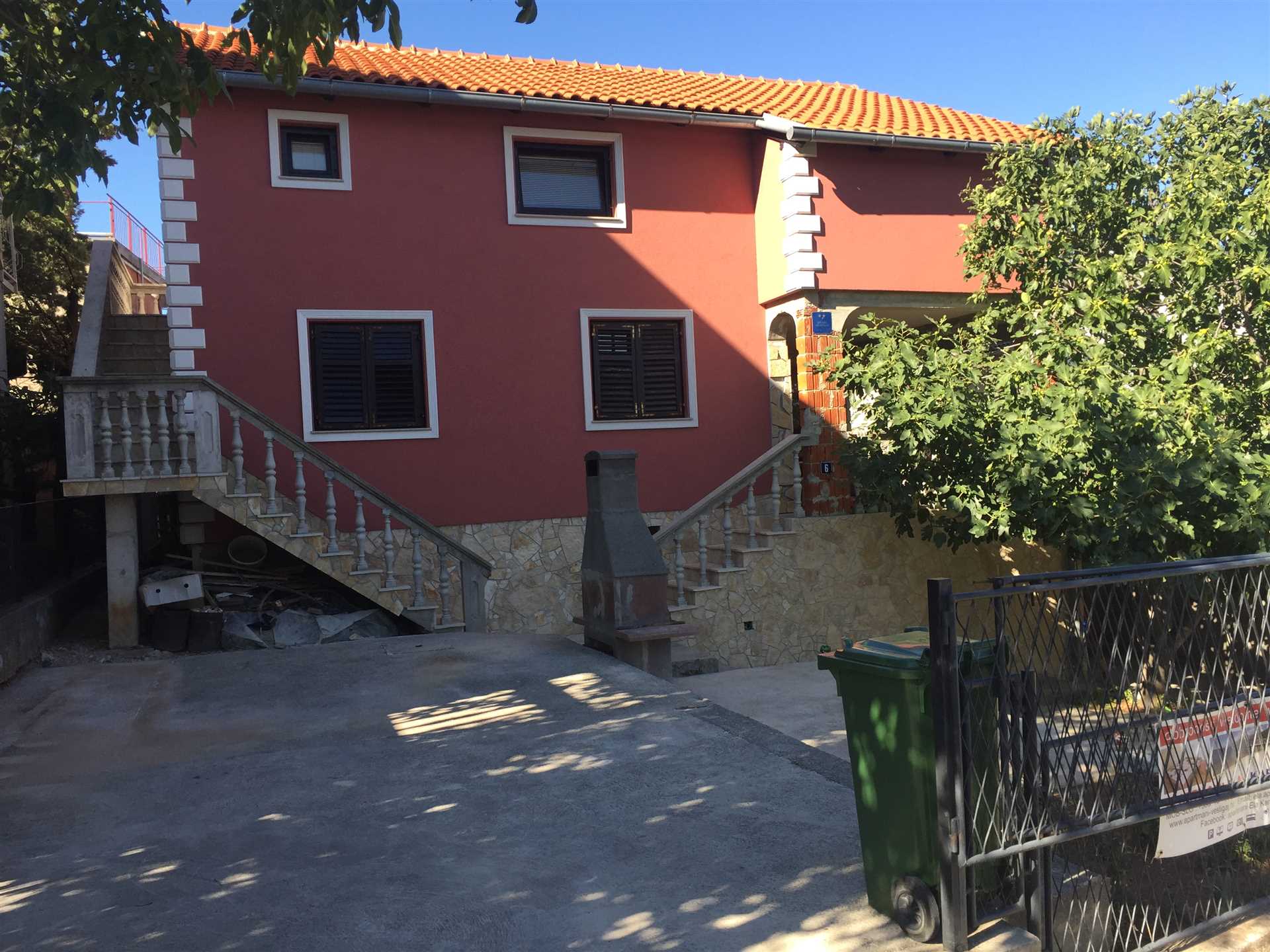 Apartman A3 sa terasom, kupatilom, velikom spavaćom sobom, besplatnim parkingom