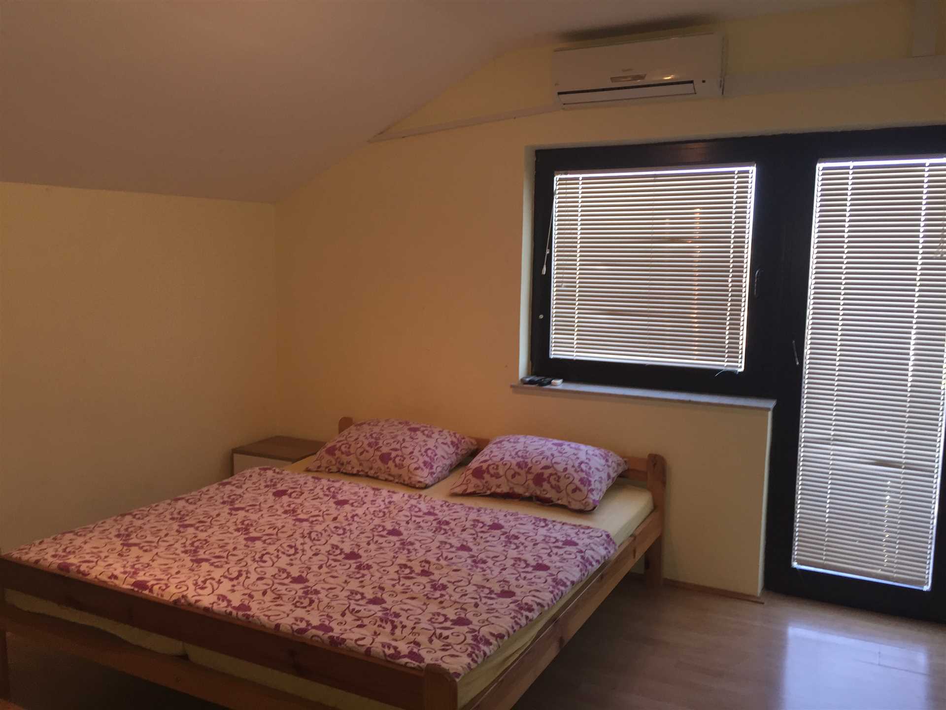 Apartman A3 sa terasom, kupatilom, velikom spavaćom sobom, besplatnim parkingom