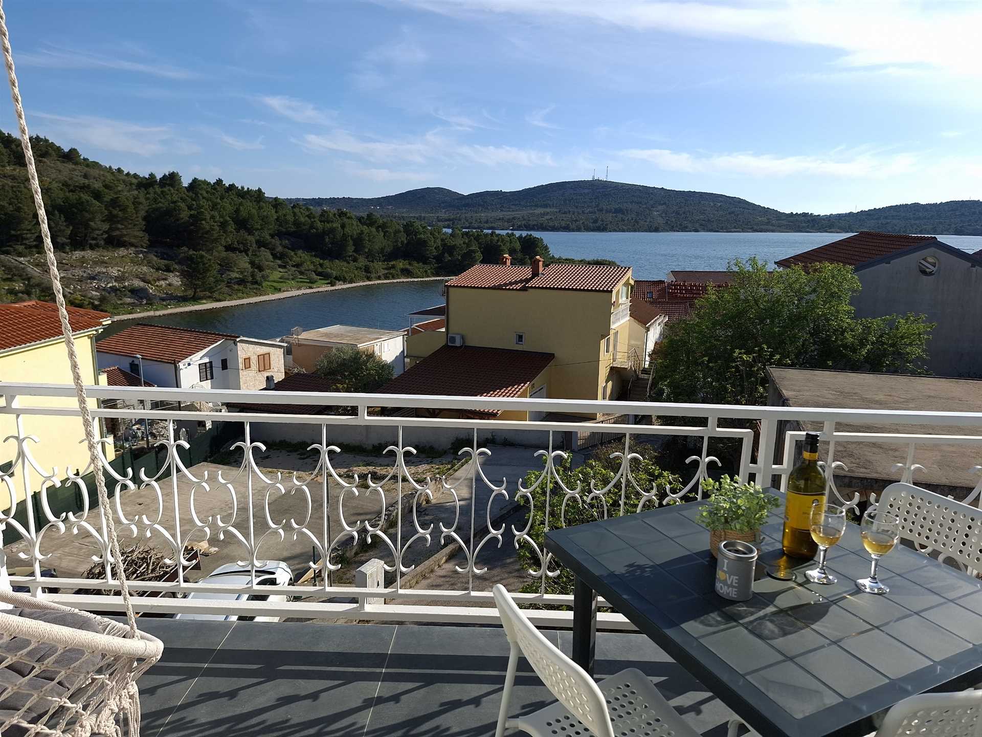 Apartma MIA v Pirovcu s pogledom na morje