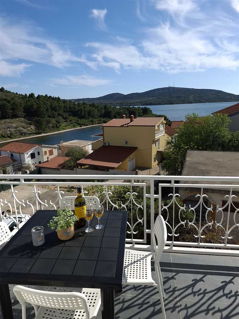 Apartman MILA u Pirovcu sa pogledom na more