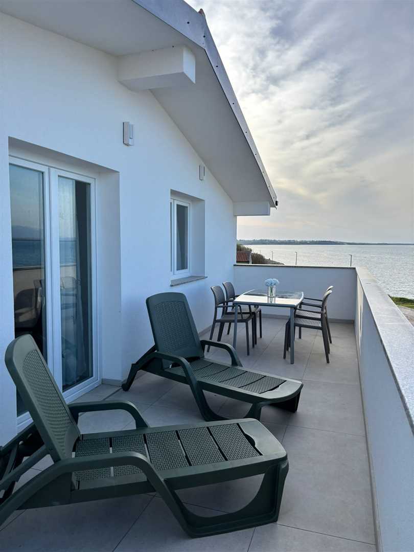 Apartma z balkonom in teraso ob morju