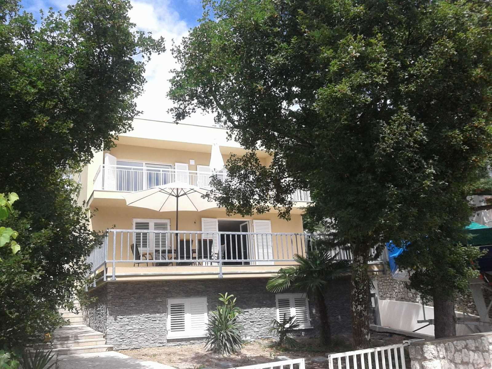 Apartma v Selcah. Velika terasa, vrt, žar in parkirišče.