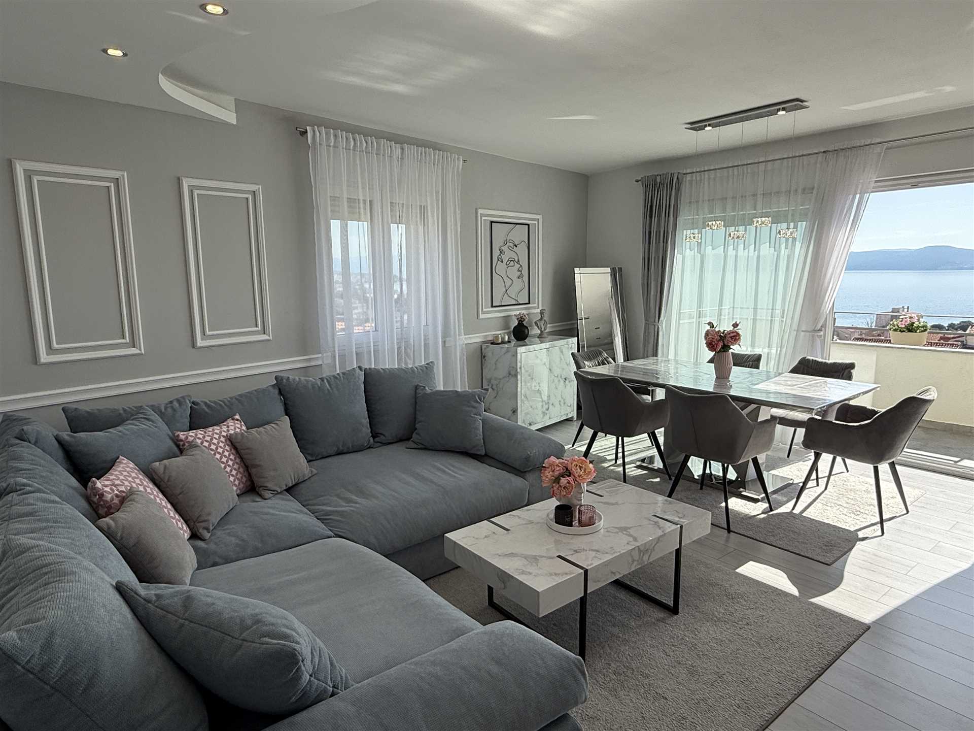 Prostrani penthouse apartman sa očaravajućim pogledom