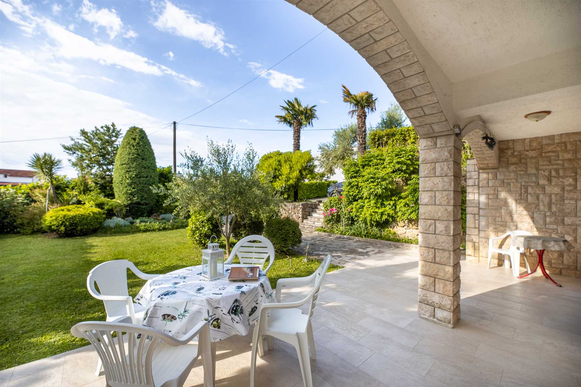 Spacious apartment with garden near the sea