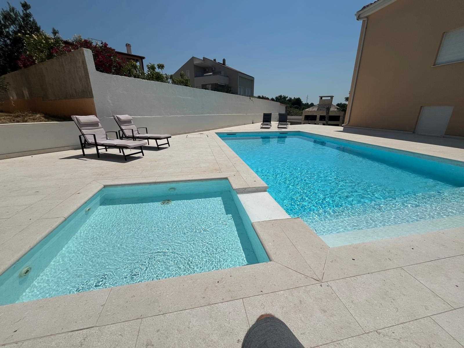 Apartman s bazenom 150m od plaže, Stara Novalja