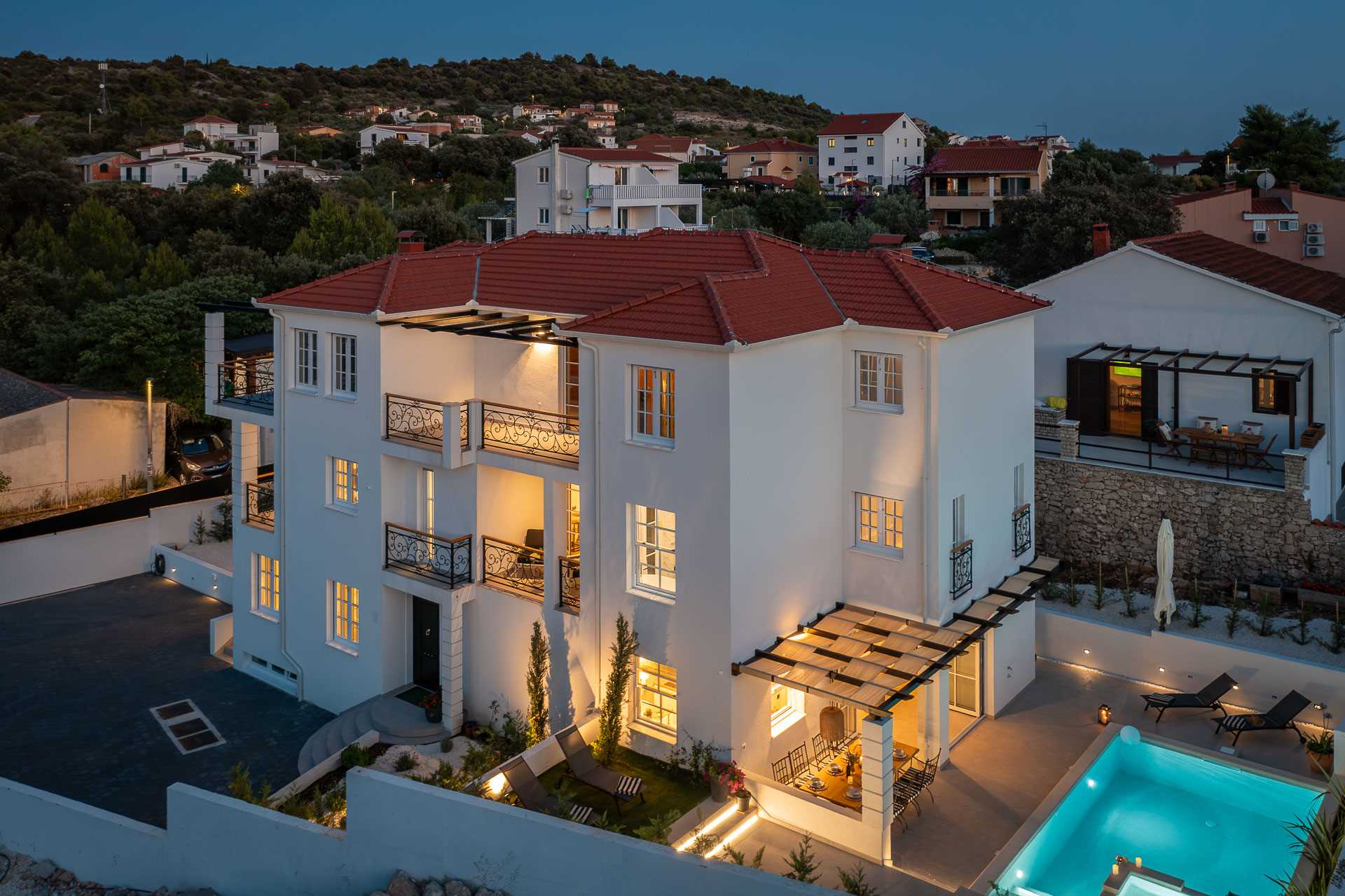 Luksuzna vila s 4 spalnicami, ogrevanim bazenom, le 100 m od morja
