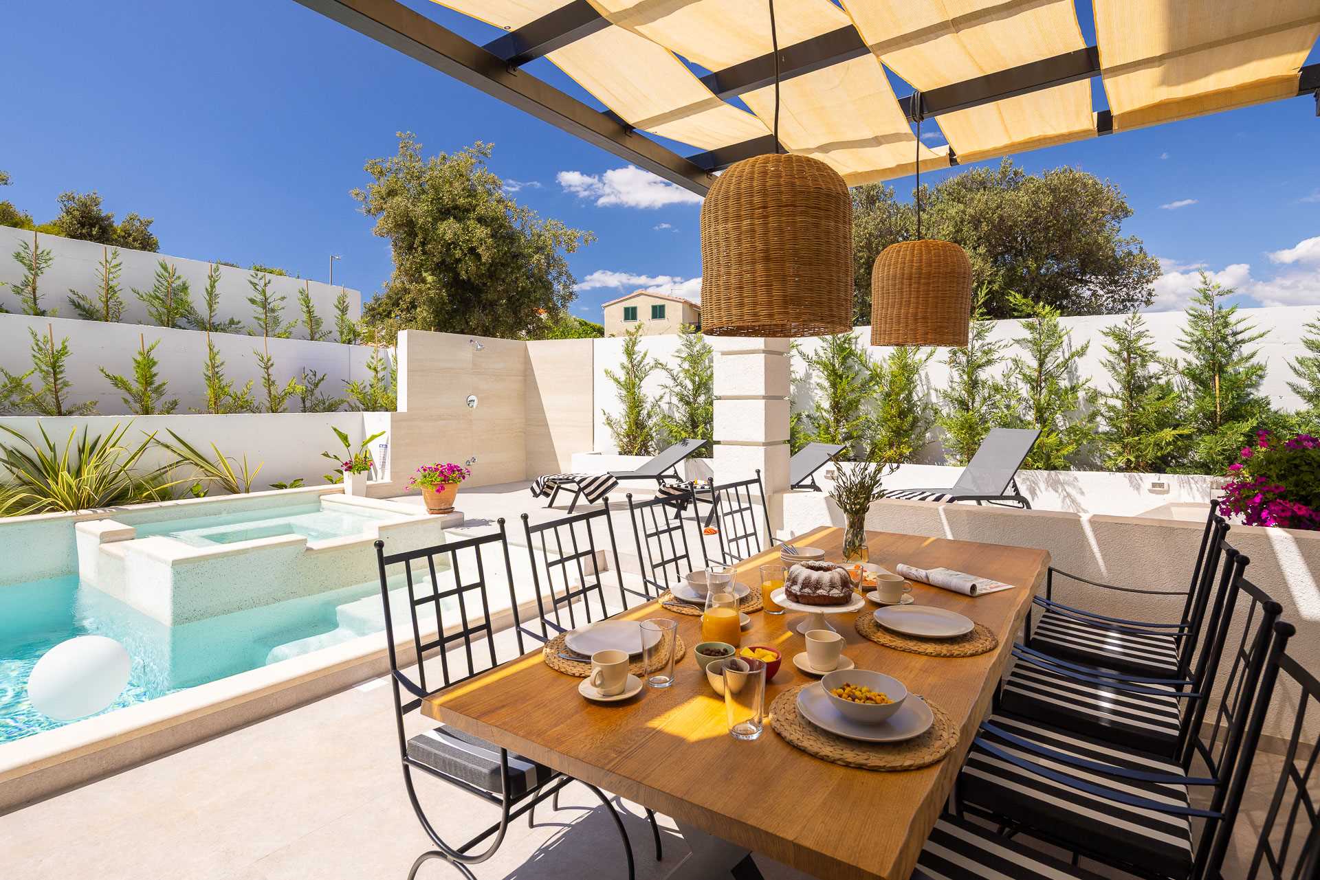 Luxury villa with 4 bedrooms, heated pool, just 100 m from the sea