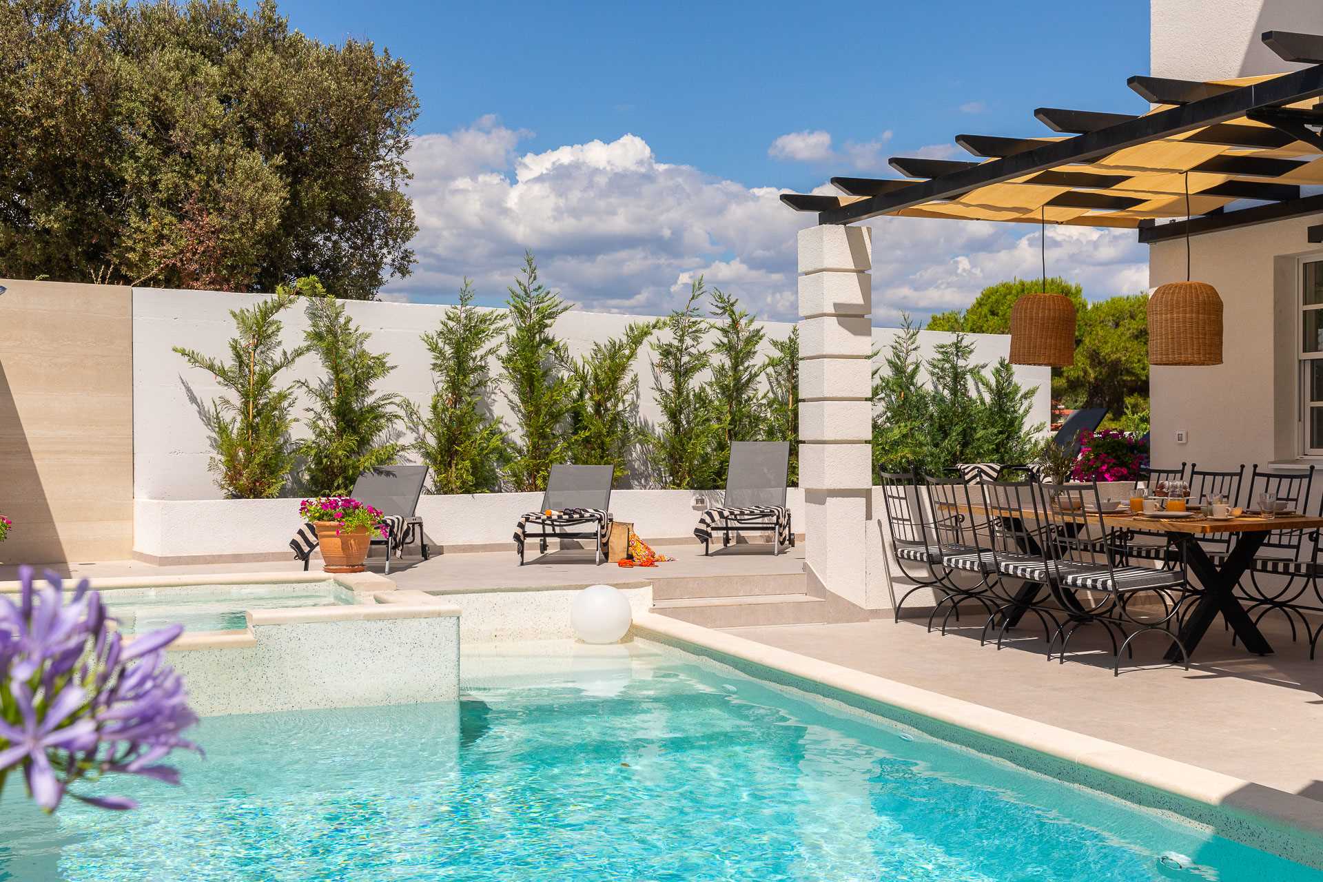 Luxury villa with 4 bedrooms, heated pool, just 100 m from the sea