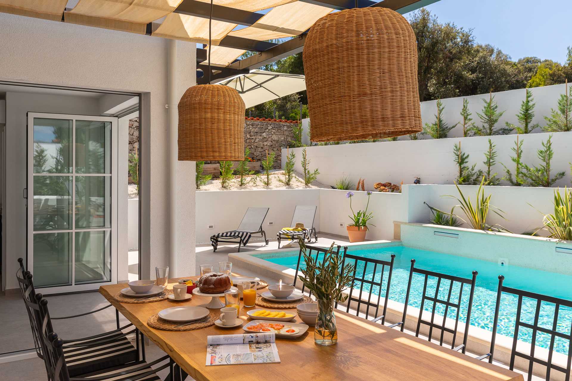 Luxury villa with 4 bedrooms, heated pool, just 100 m from the sea