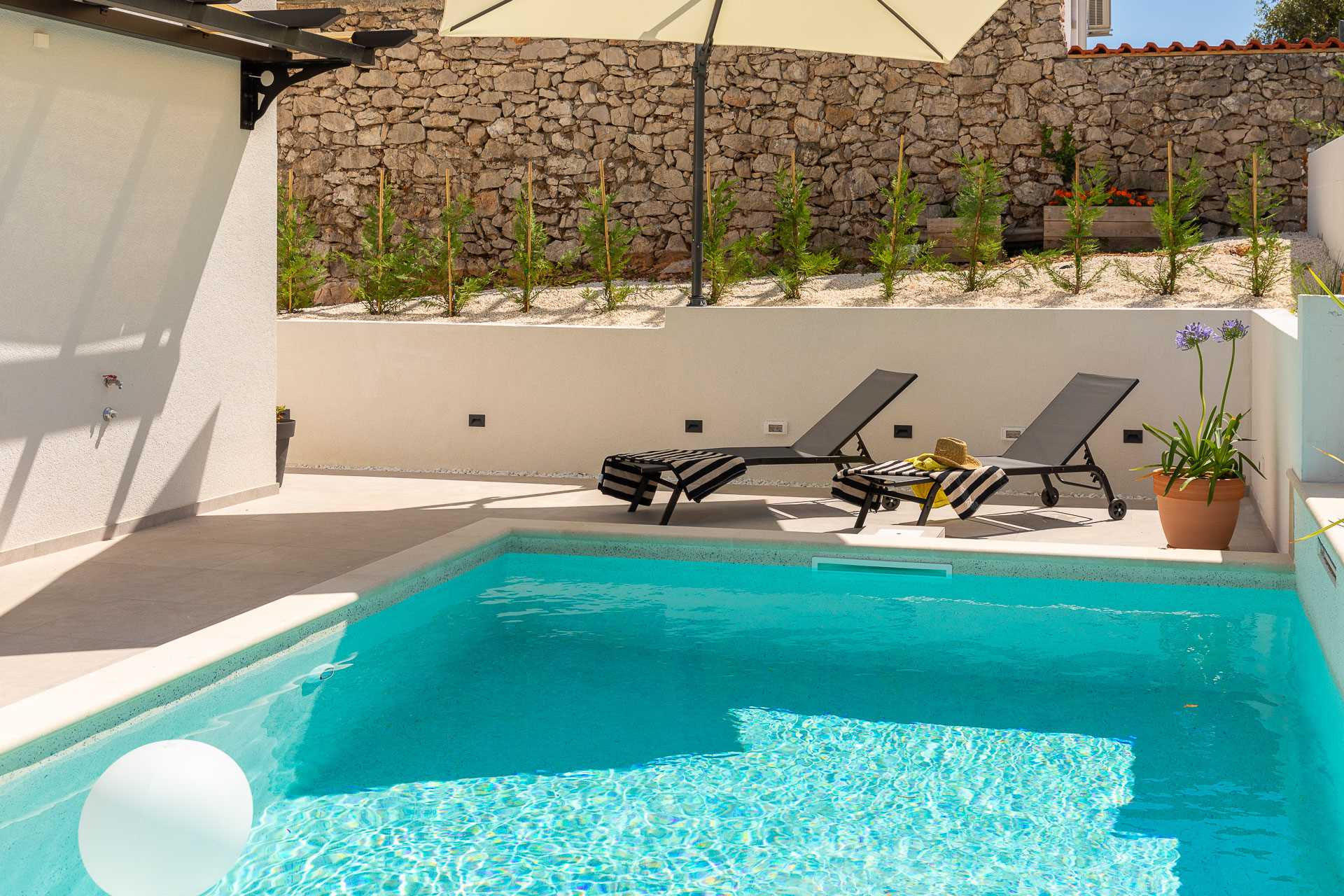 Luxury villa with 4 bedrooms, heated pool, just 100 m from the sea