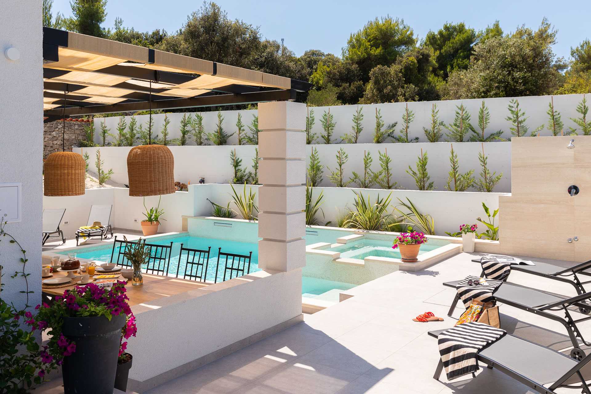 Luxury villa with 4 bedrooms, heated pool, just 100 m from the sea