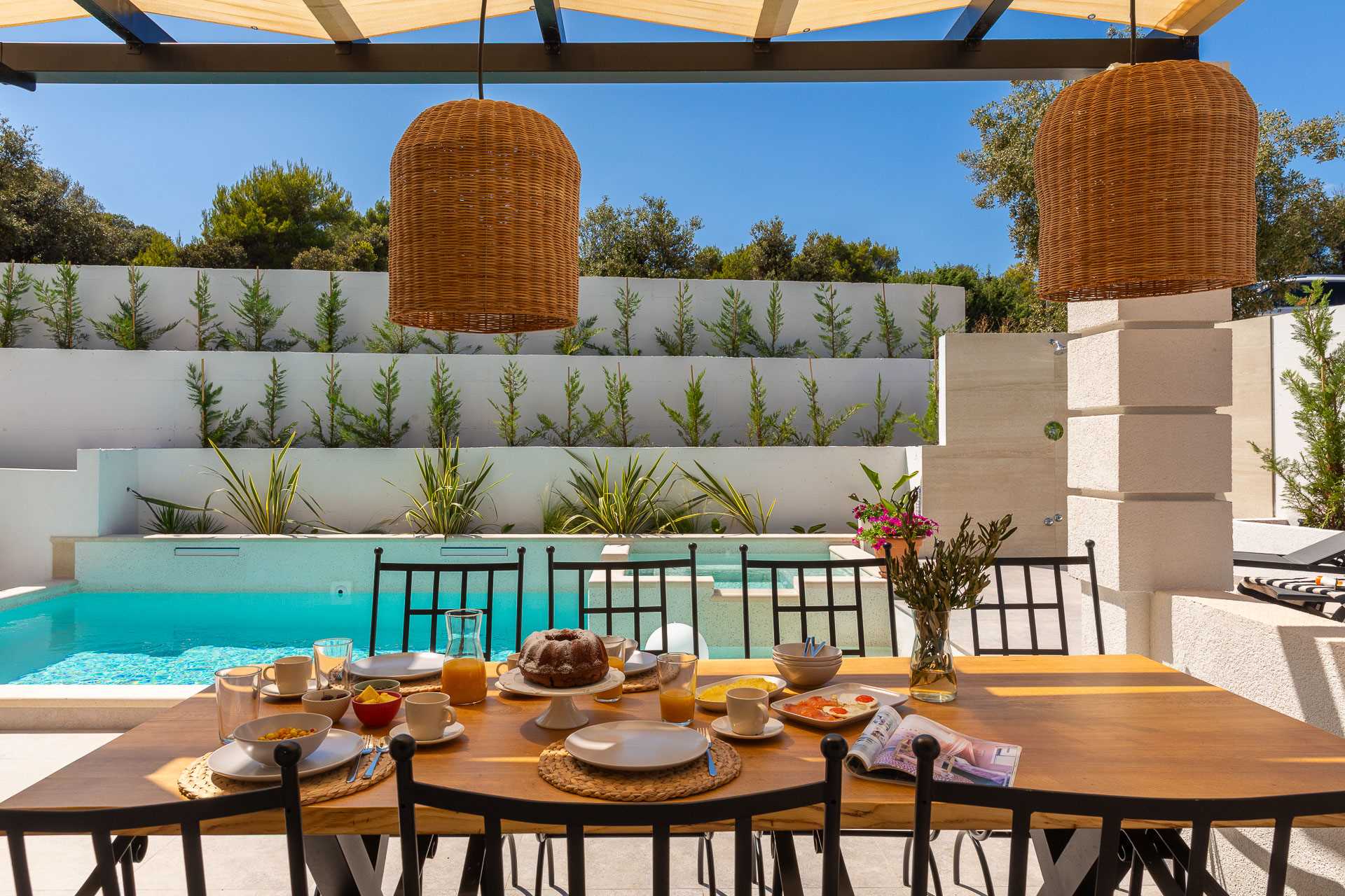 Luxury villa with 4 bedrooms, heated pool, just 100 m from the sea