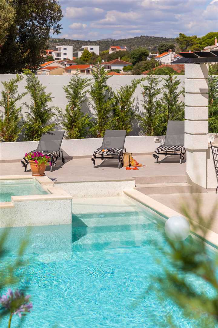 Luxury villa with 4 bedrooms, heated pool, just 100 m from the sea