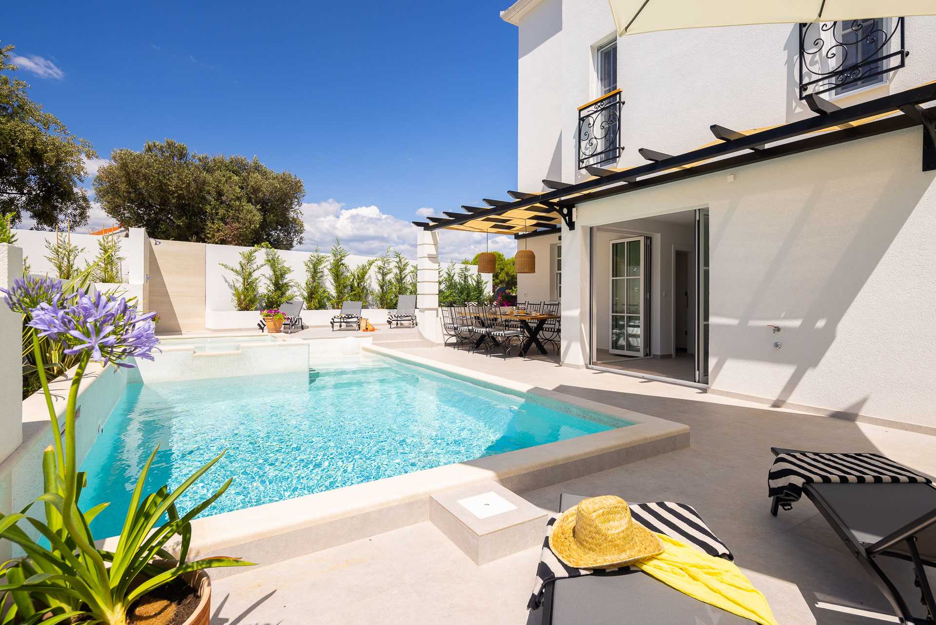 Luxury villa with 4 bedrooms, heated pool, just 100 m from the sea
