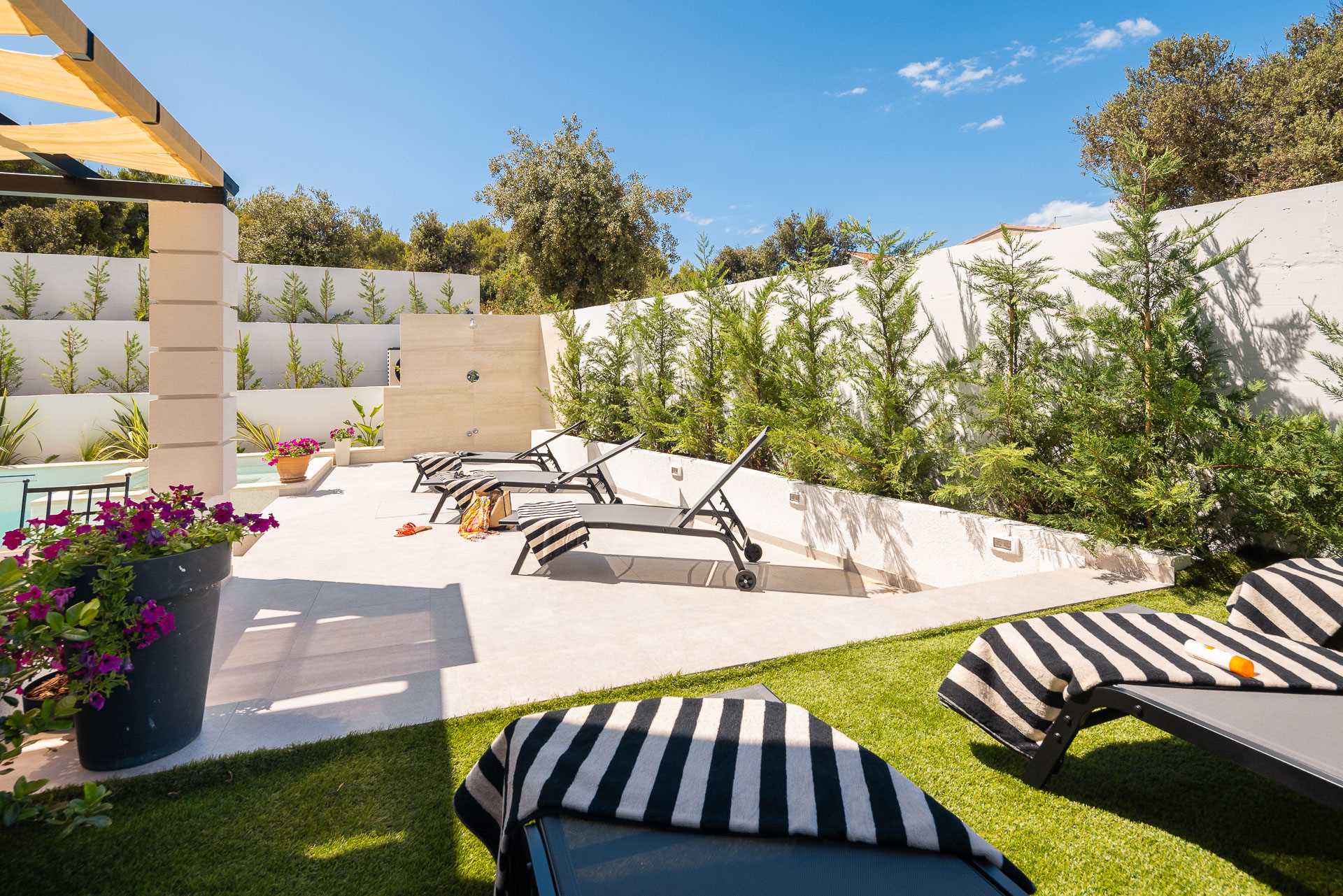 Luxury villa with 4 bedrooms, heated pool, just 100 m from the sea