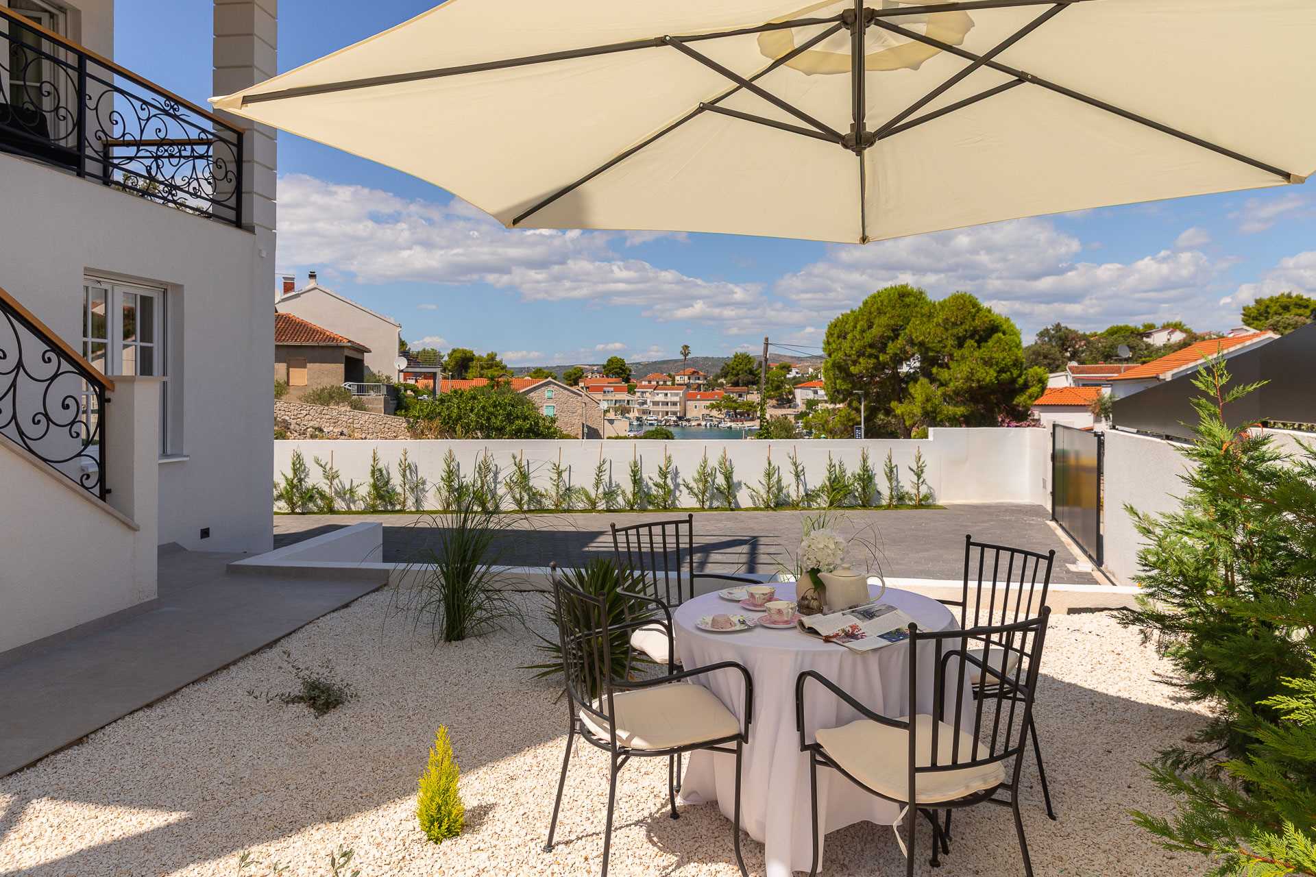 Luxury villa with 4 bedrooms, heated pool, just 100 m from the sea