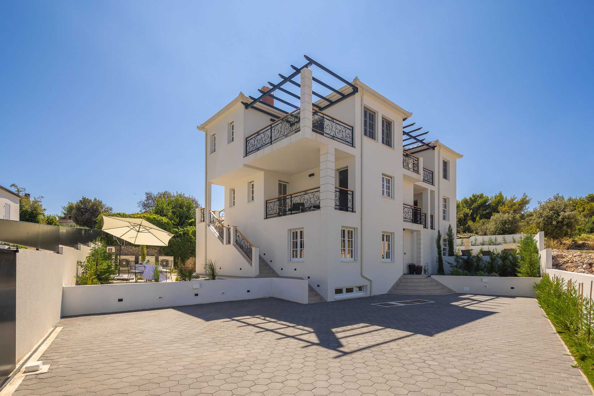 Luxury villa with 4 bedrooms, heated pool, just 100 m from the sea