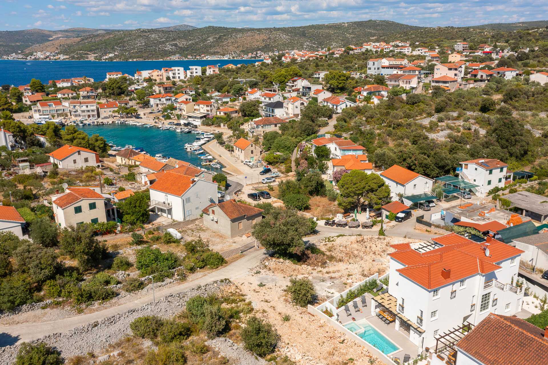 Luxury villa with 4 bedrooms, heated pool, just 100 m from the sea