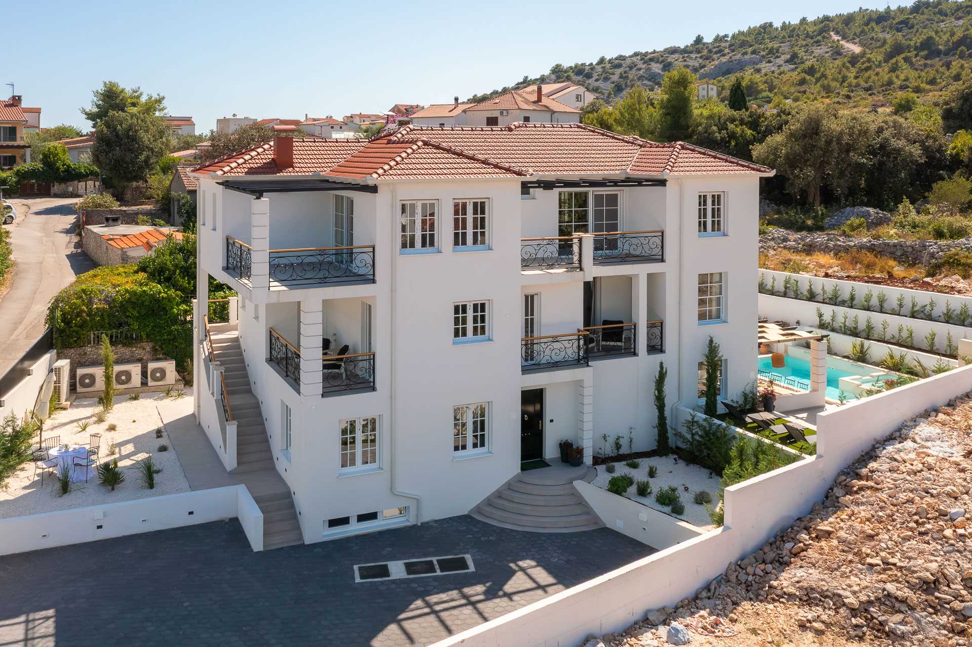 Luxury villa with 4 bedrooms, heated pool, just 100 m from the sea