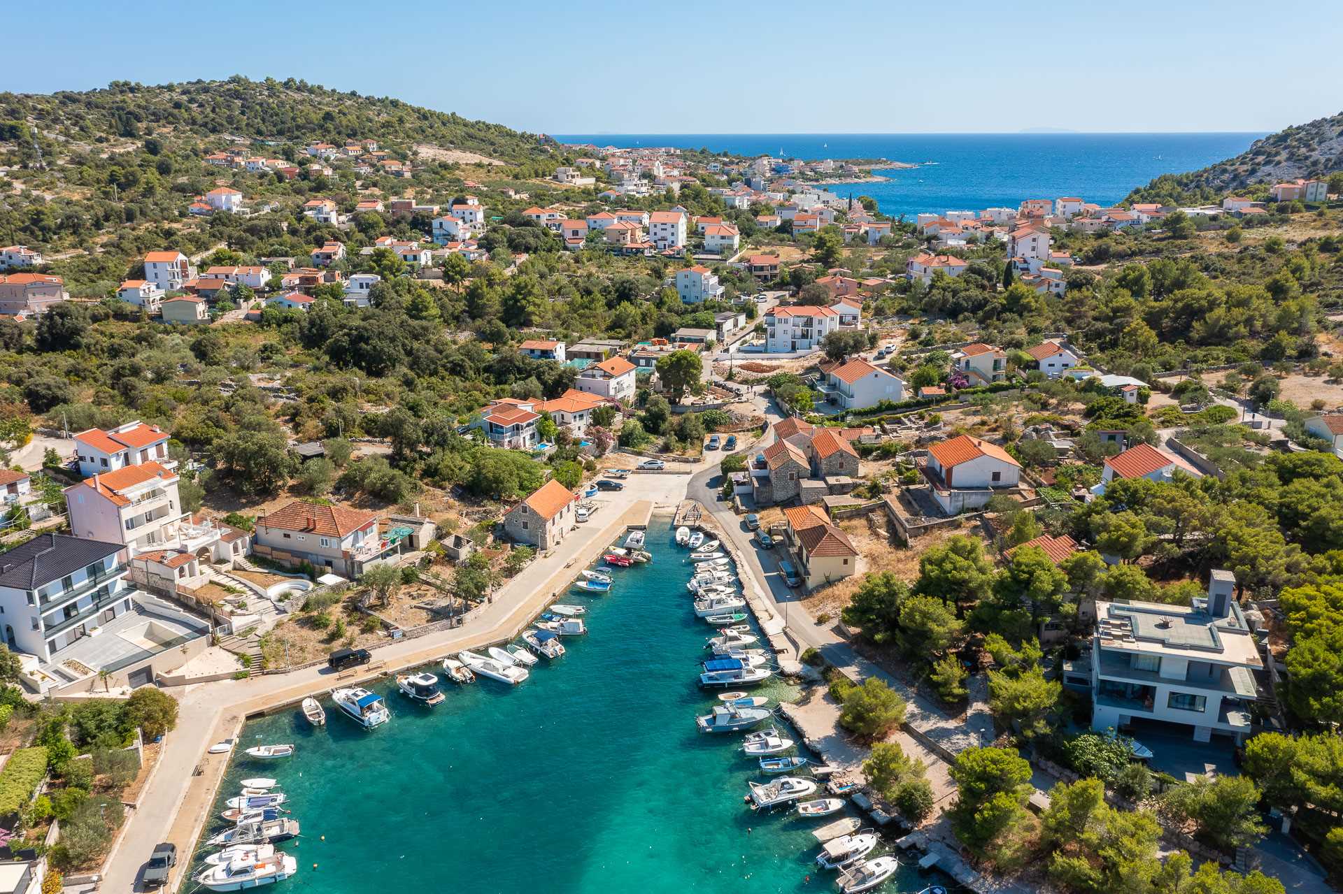 Luxury villa with 4 bedrooms, heated pool, just 100 m from the sea