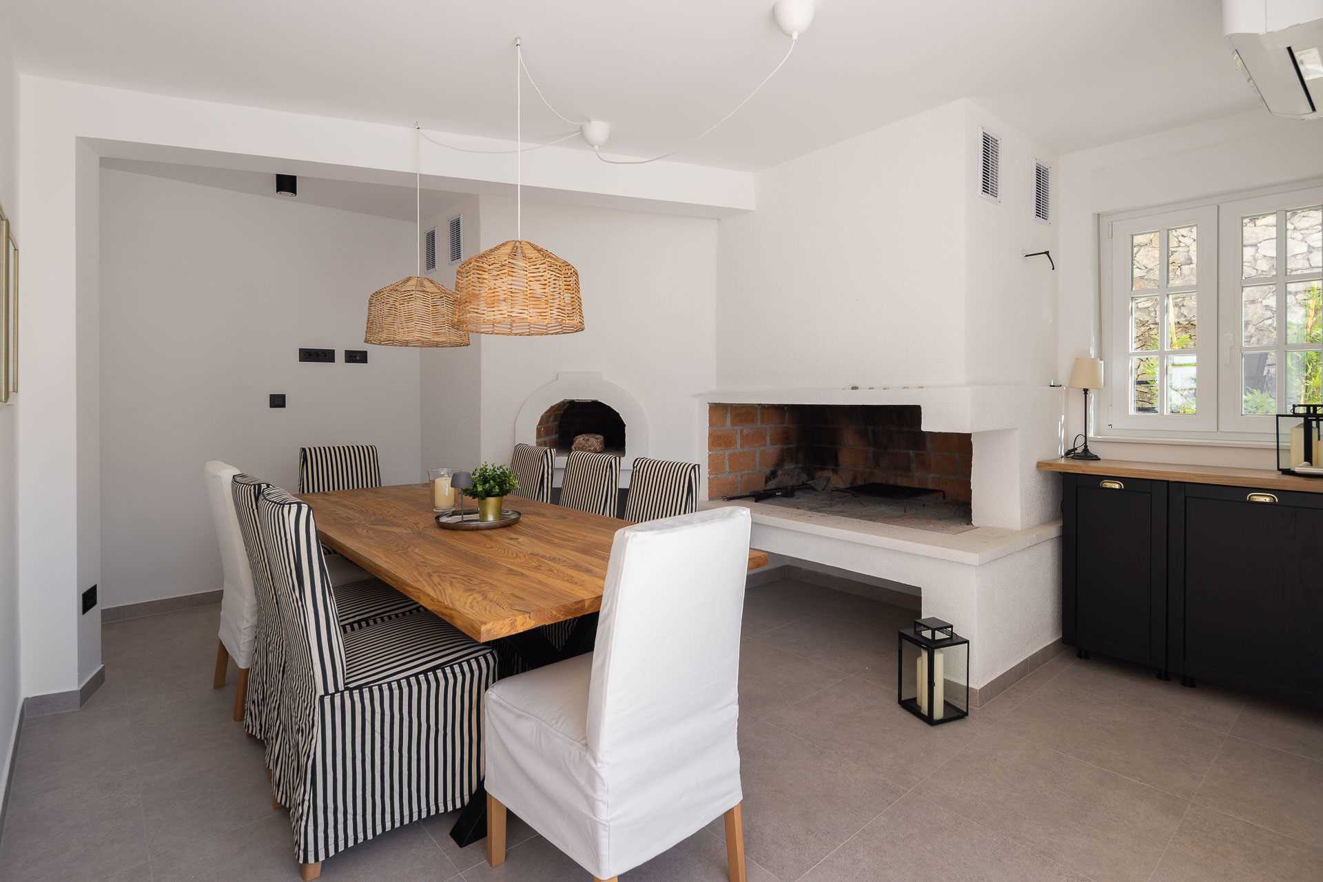 Luxury villa with 4 bedrooms, heated pool, just 100 m from the sea