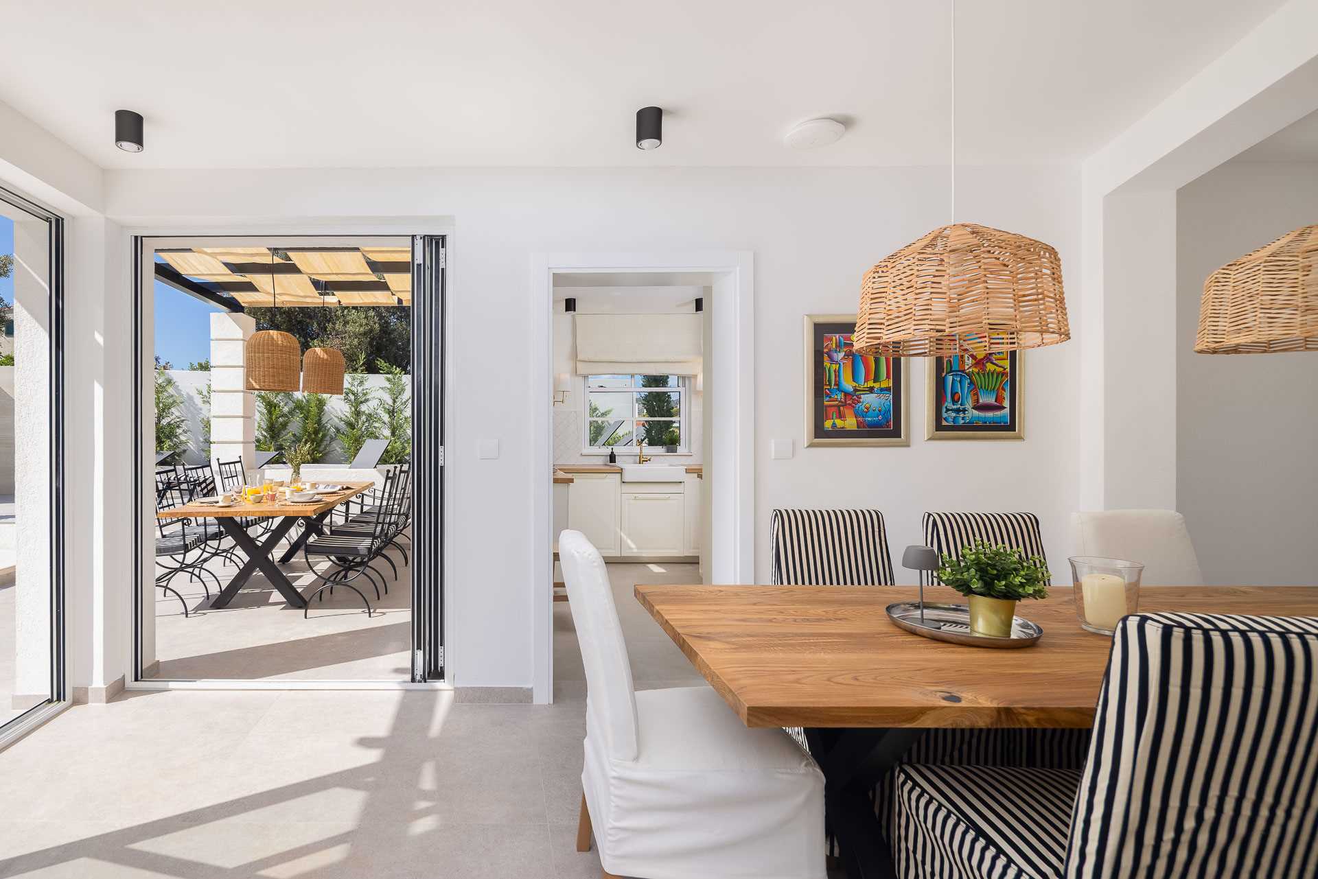 Luxury villa with 4 bedrooms, heated pool, just 100 m from the sea