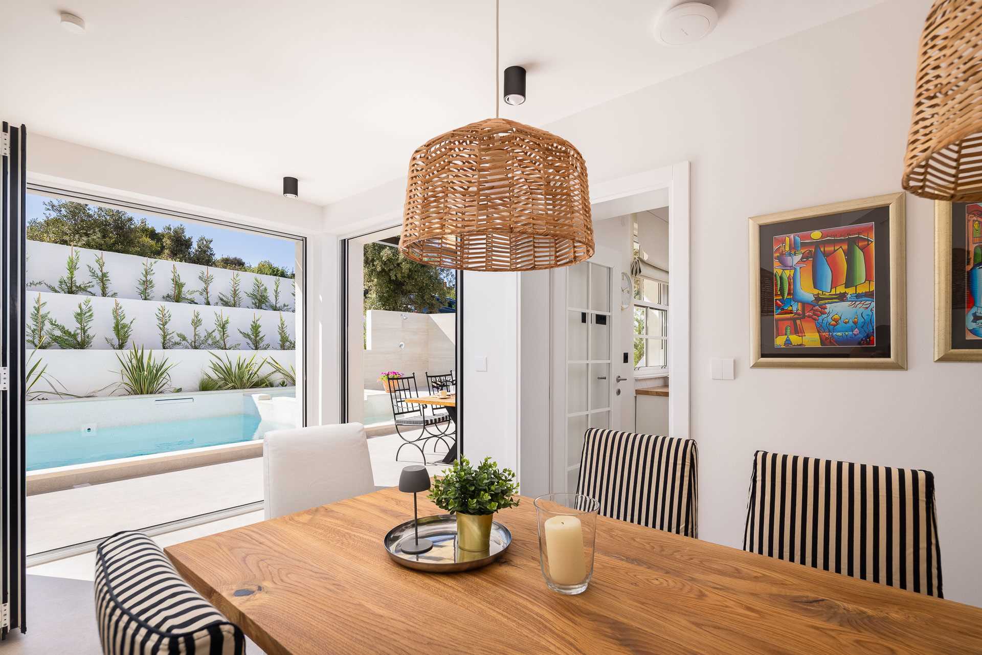 Luxury villa with 4 bedrooms, heated pool, just 100 m from the sea