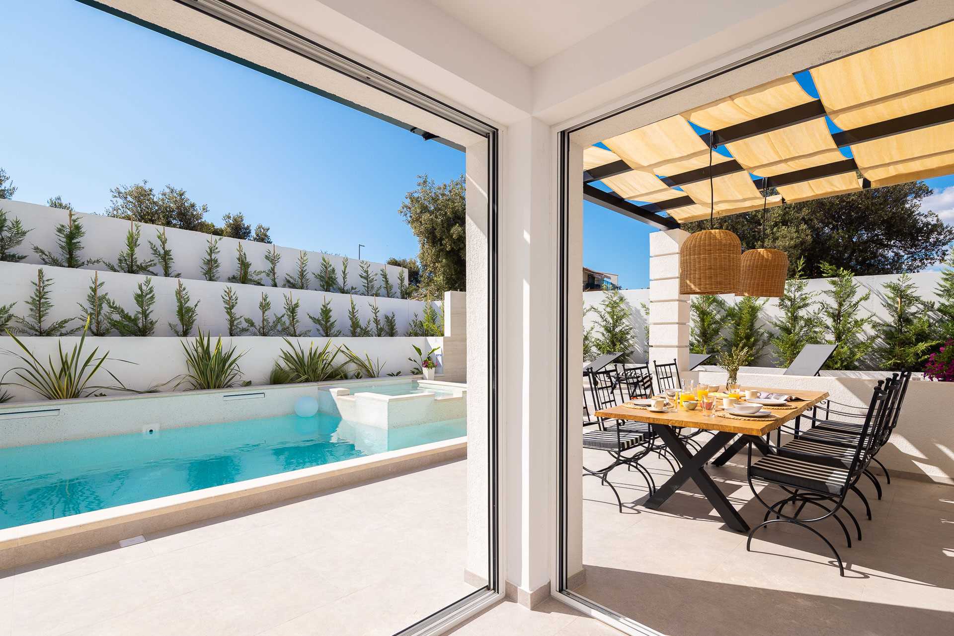 Luxury villa with 4 bedrooms, heated pool, just 100 m from the sea