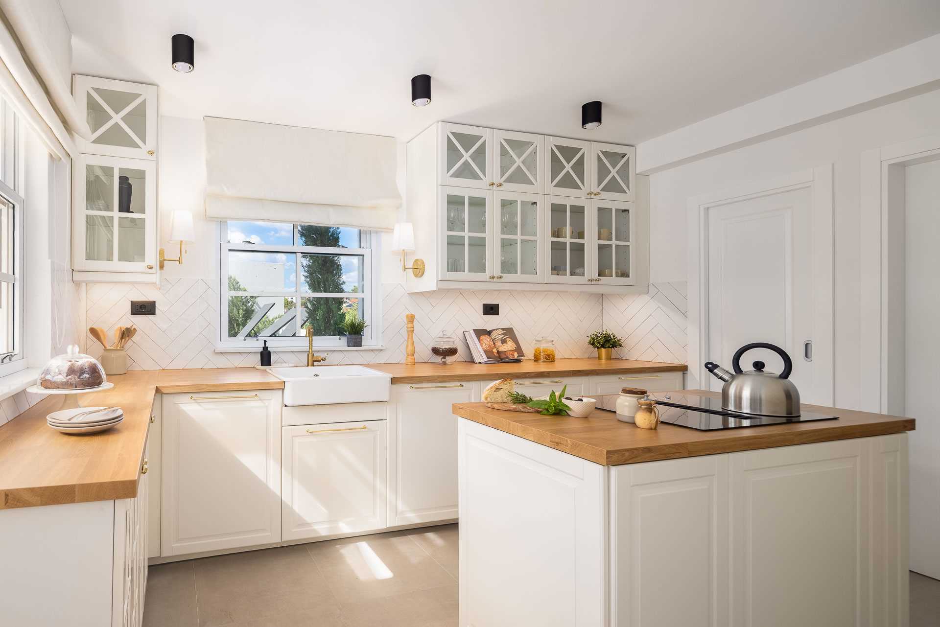 Luxury villa with 4 bedrooms, heated pool, just 100 m from the sea