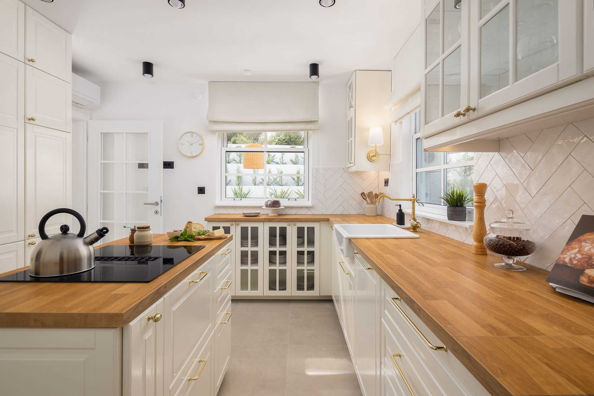 Luxury villa with 4 bedrooms, heated pool, just 100 m from the sea