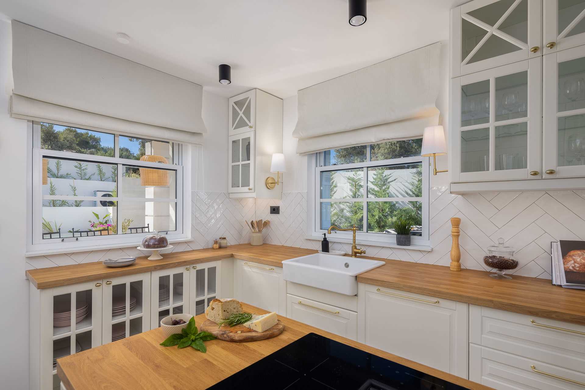 Luxury villa with 4 bedrooms, heated pool, just 100 m from the sea