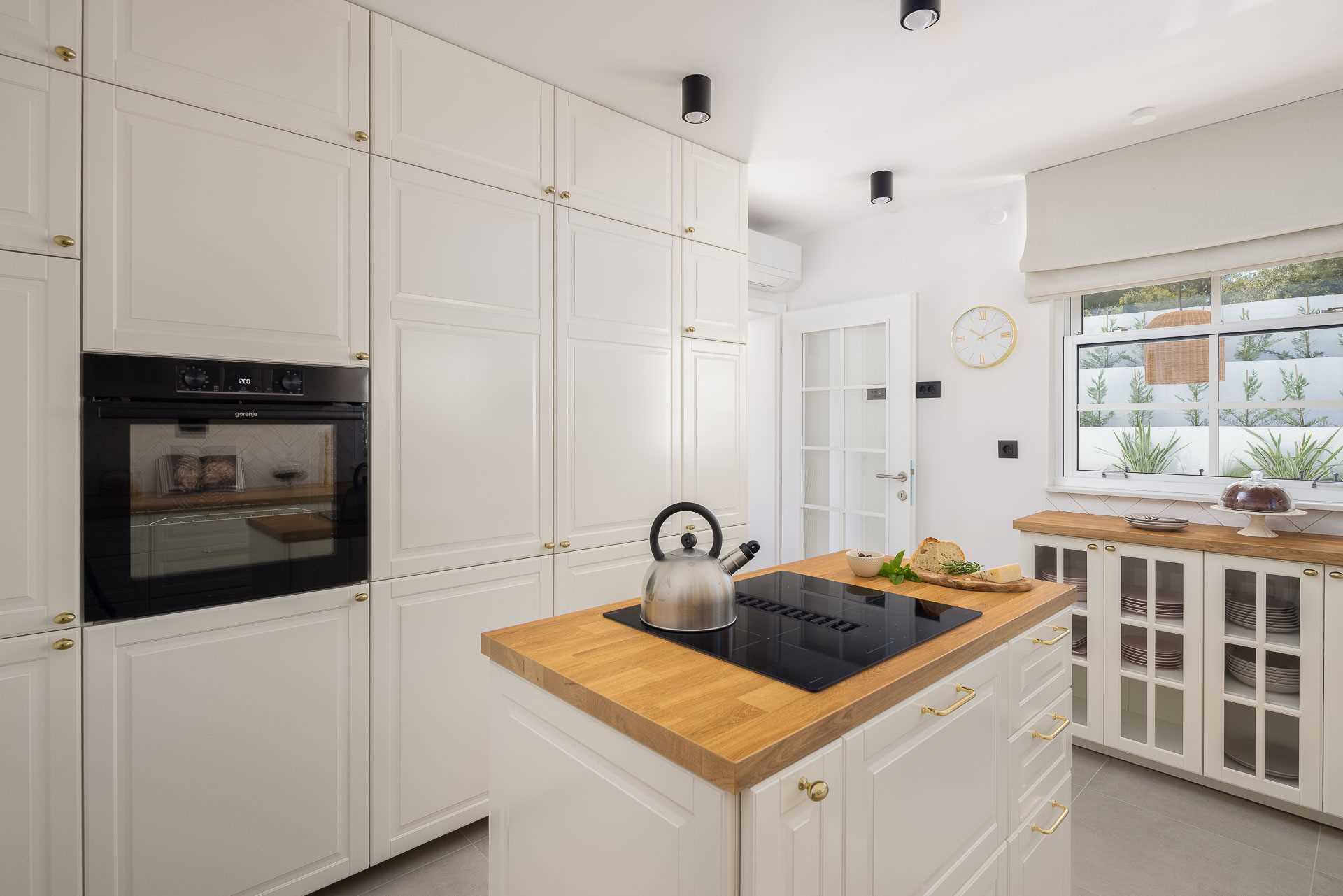 Luxury villa with 4 bedrooms, heated pool, just 100 m from the sea