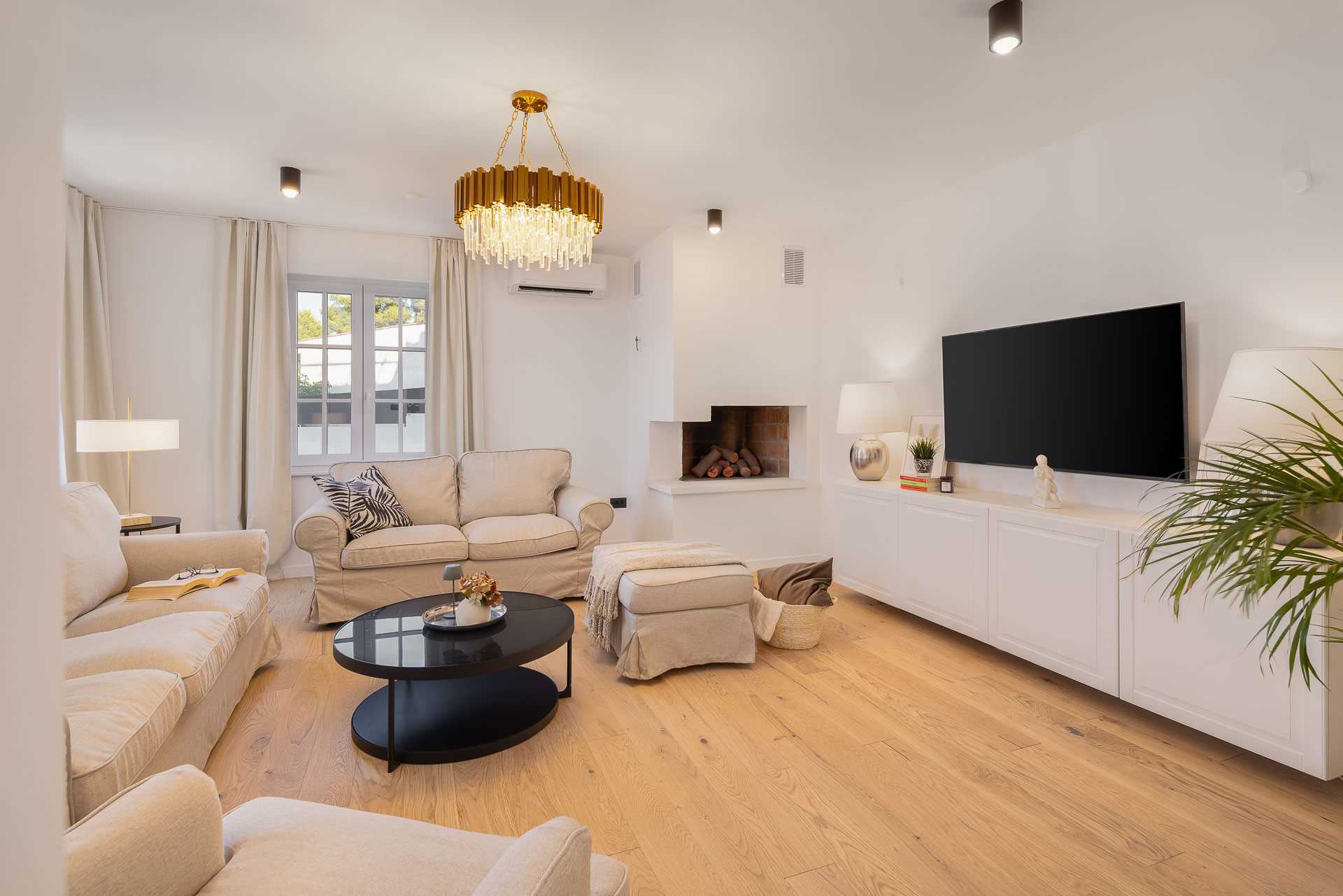 Luxury villa with 4 bedrooms, heated pool, just 100 m from the sea