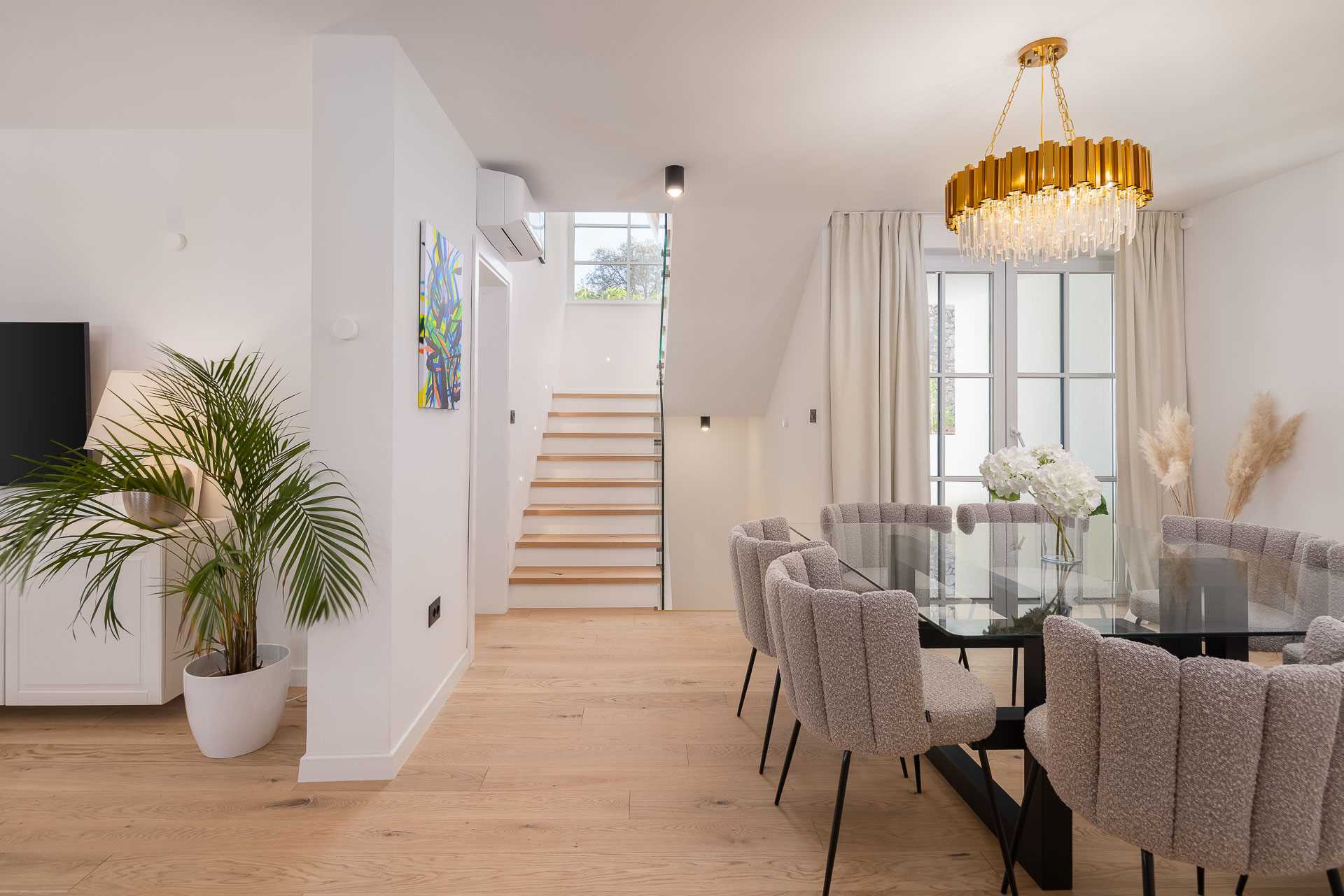 Luxury villa with 4 bedrooms, heated pool, just 100 m from the sea