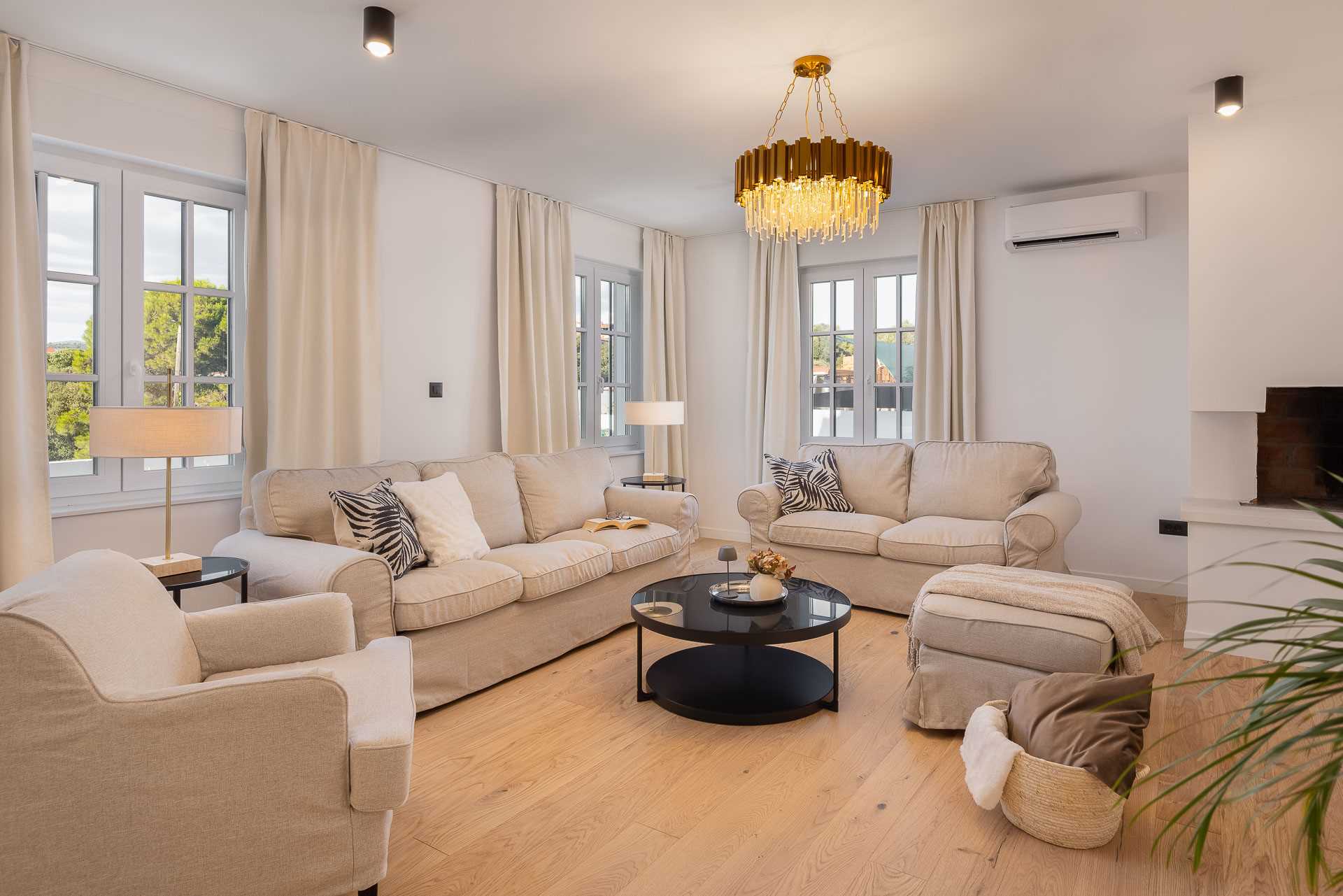 Luxury villa with 4 bedrooms, heated pool, just 100 m from the sea