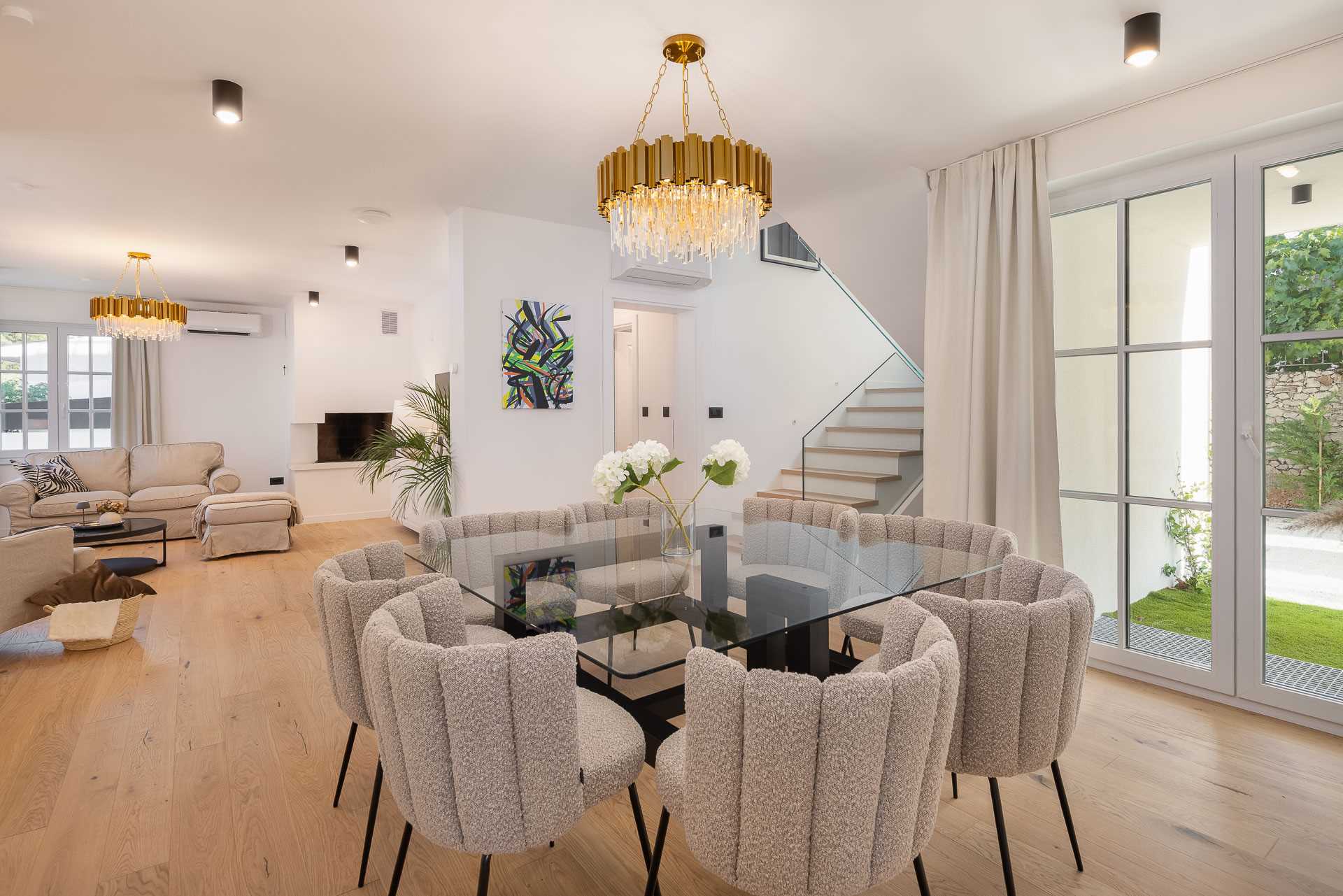 Luxury villa with 4 bedrooms, heated pool, just 100 m from the sea