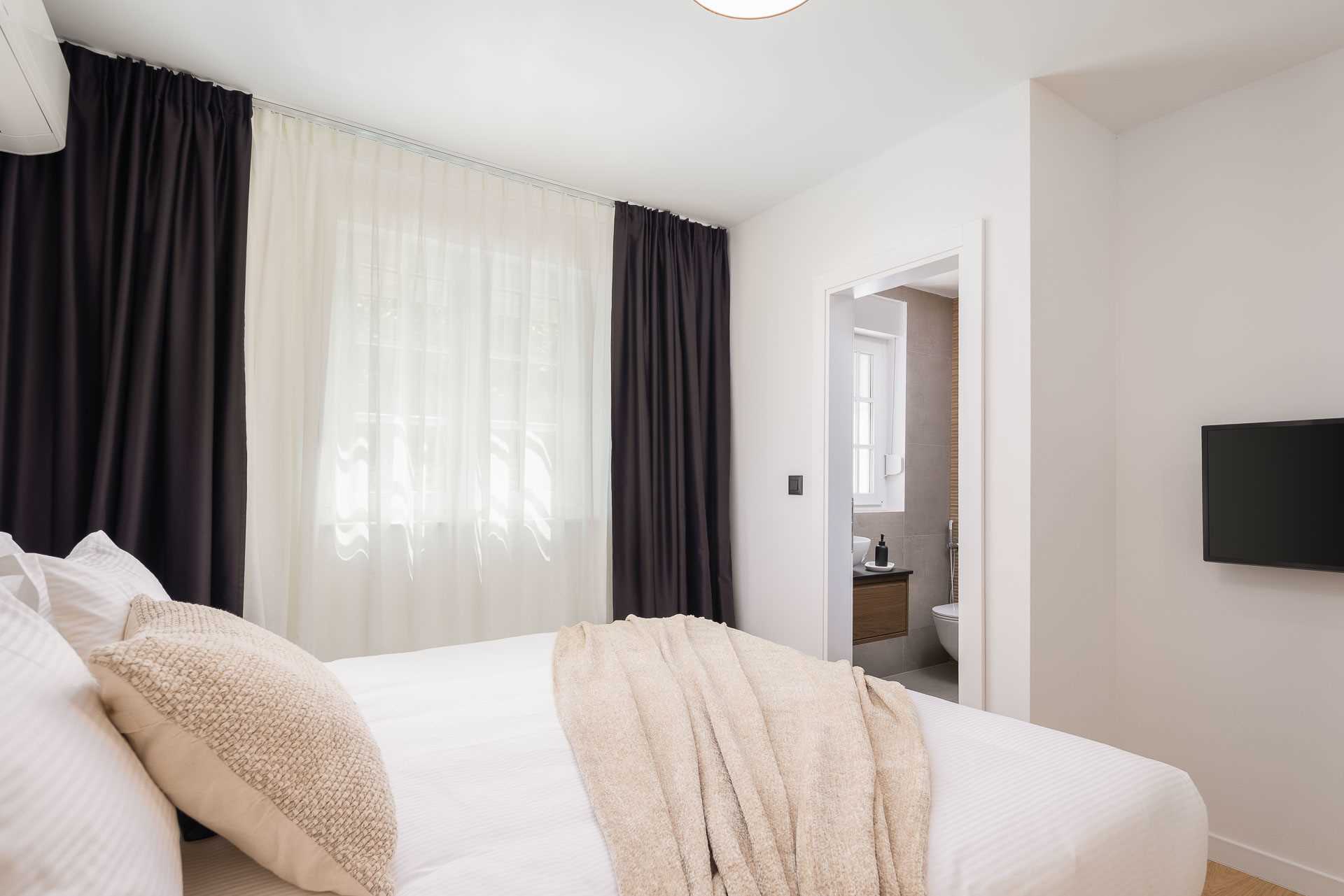 Luxury villa with 4 bedrooms, heated pool, just 100 m from the sea