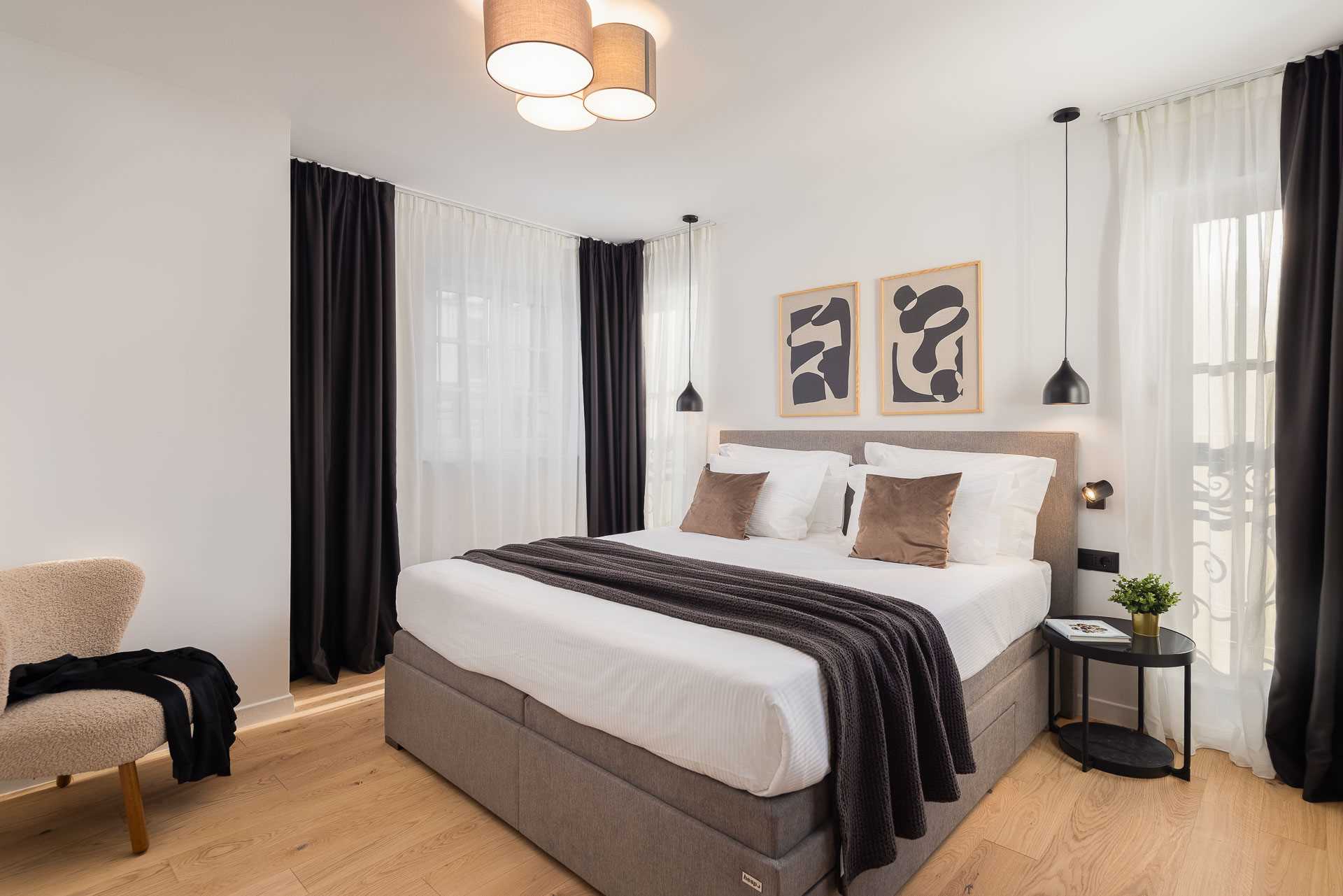 Luxury villa with 4 bedrooms, heated pool, just 100 m from the sea