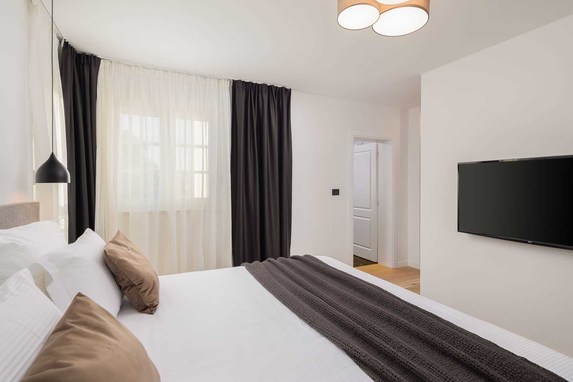 Luxury villa with 4 bedrooms, heated pool, just 100 m from the sea