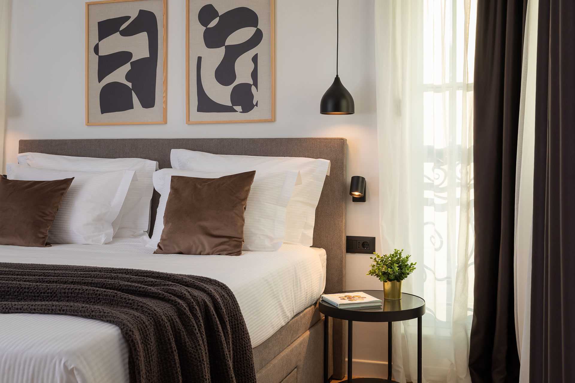 Luxury villa with 4 bedrooms, heated pool, just 100 m from the sea