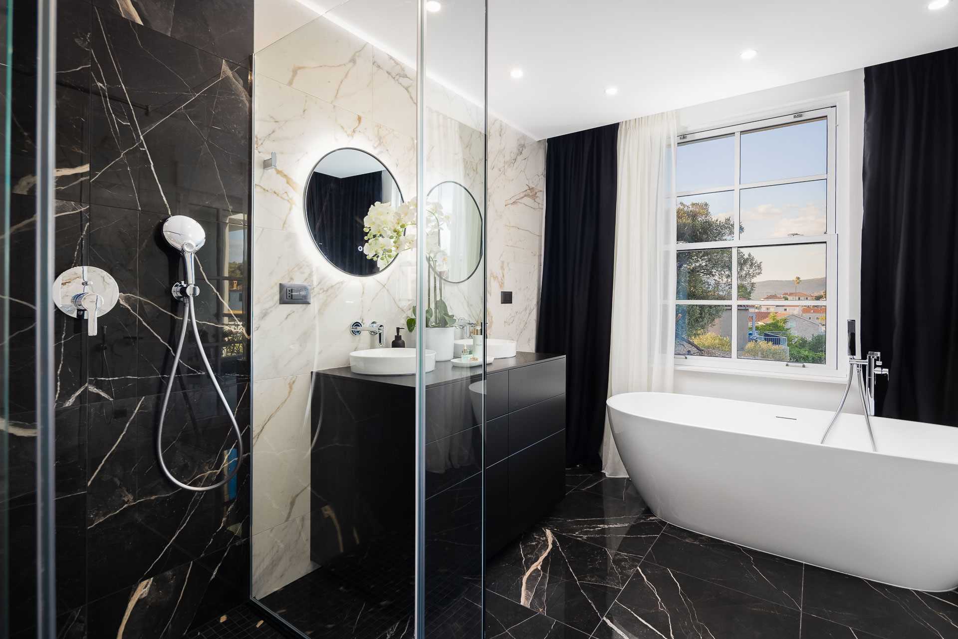 Luxury villa with 4 bedrooms, heated pool, just 100 m from the sea